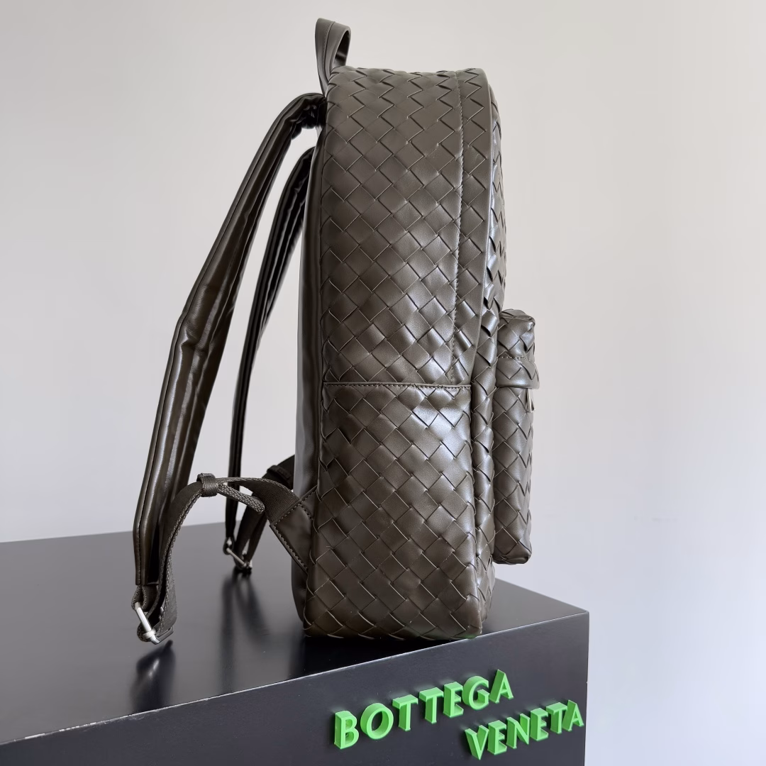 BV's new woven backpack is so good~ I've been looking forward to it for a hundred times. BV finally released a backpack~ Full of detailsLuxury leather + extreme details + invincible capacity, it's really good~Unique weaving technology plus soft and comfortable calfskin imported from Italy. The wide shoulder strap design makes the shoulder stress point more even. There is a laptop compartment inside with double zipper opening and closing. Daily commuting is not a problem at all