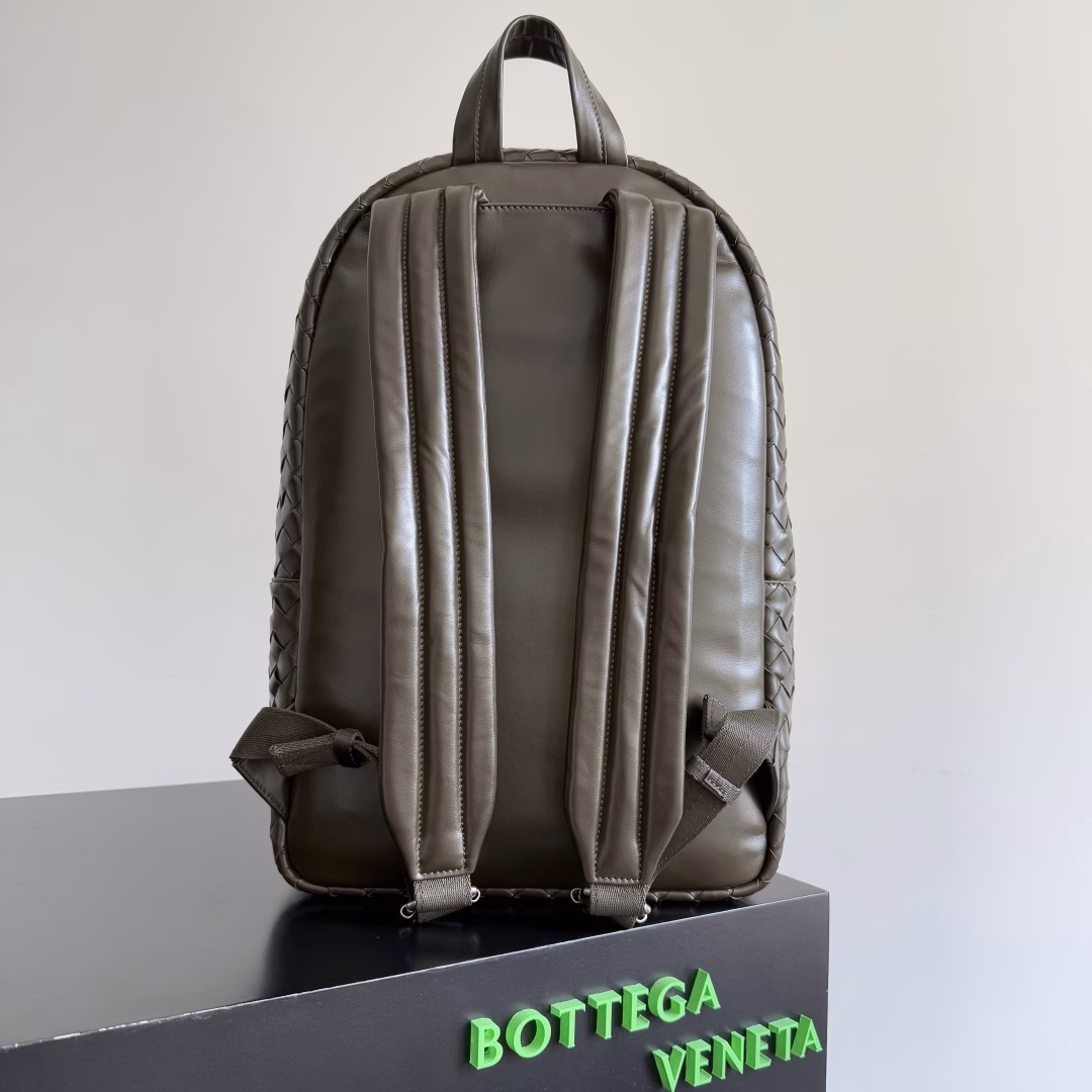 BV's new woven backpack is so good~ I've been looking forward to it for a hundred times. BV finally released a backpack~ Full of detailsLuxury leather + extreme details + invincible capacity, it's really good~Unique weaving technology plus soft and comfortable calfskin imported from Italy. The wide shoulder strap design makes the shoulder stress point more even. There is a laptop compartment inside with double zipper opening and closing. Daily commuting is not a problem at all