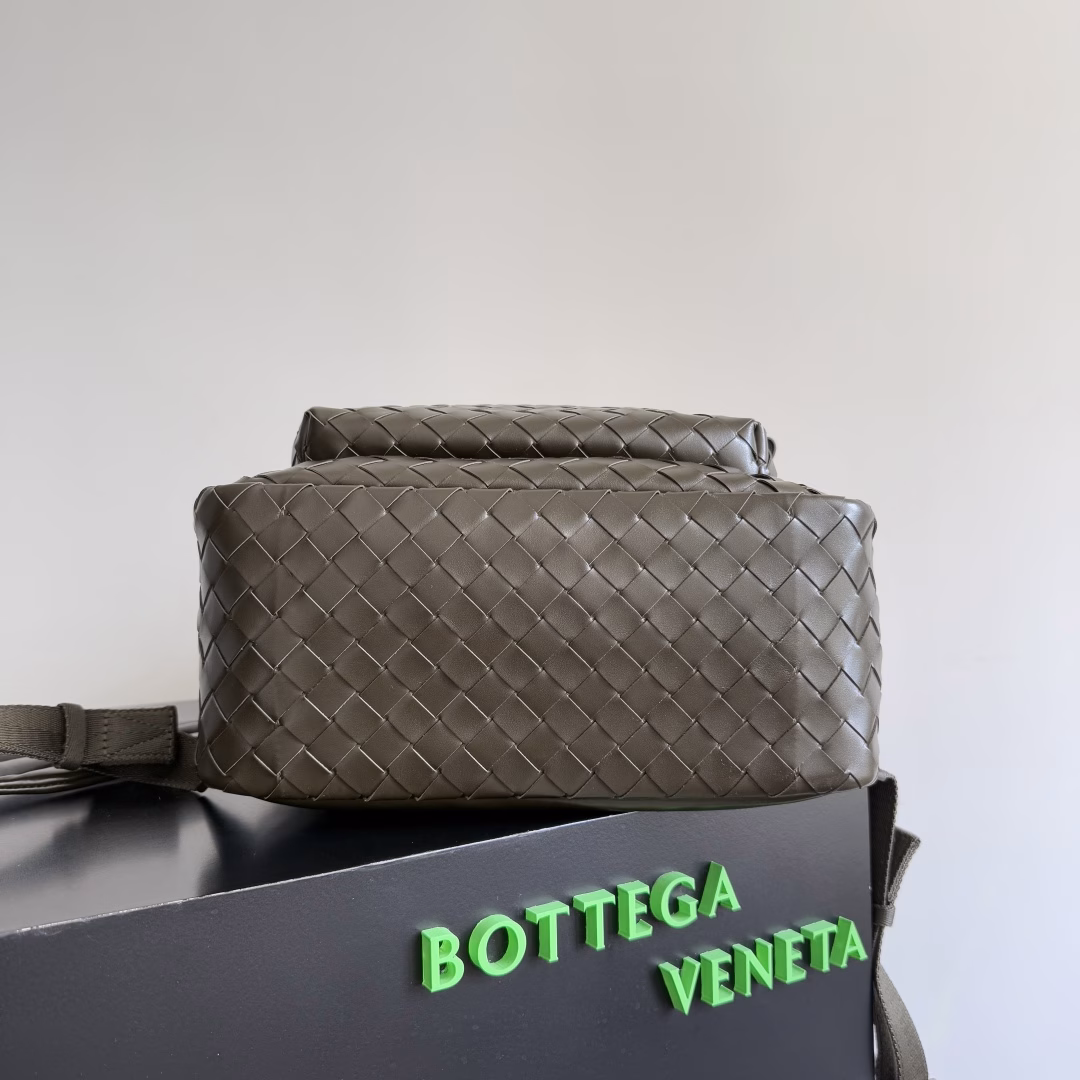 BV's new woven backpack is so good~ I've been looking forward to it for a hundred times. BV finally released a backpack~ Full of detailsLuxury leather + extreme details + invincible capacity, it's really good~Unique weaving technology plus soft and comfortable calfskin imported from Italy. The wide shoulder strap design makes the shoulder stress point more even. There is a laptop compartment inside with double zipper opening and closing. Daily commuting is not a problem at all