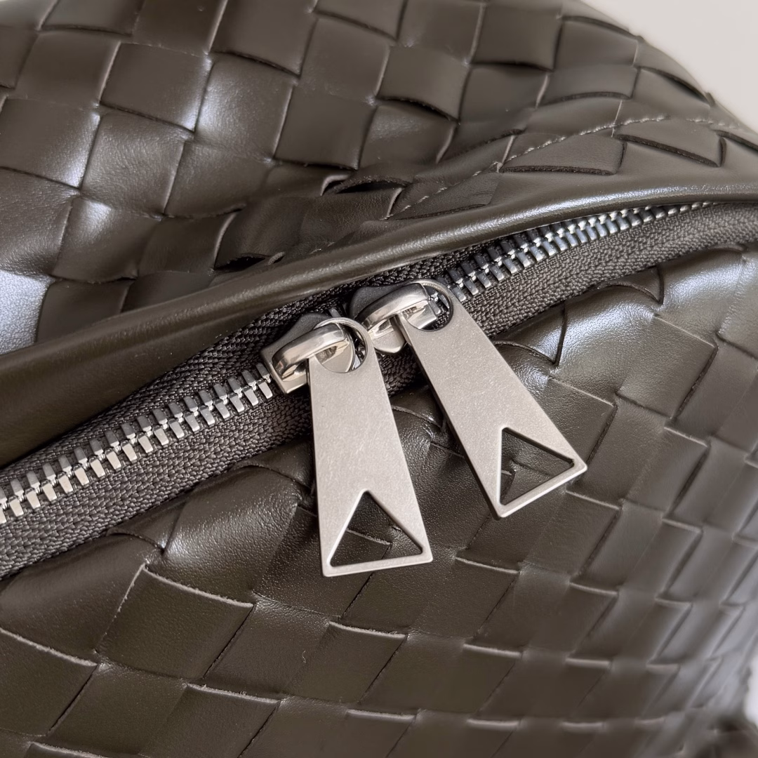 BV's new woven backpack is so good~ I've been looking forward to it for a hundred times. BV finally released a backpack~ Full of detailsLuxury leather + extreme details + invincible capacity, it's really good~Unique weaving technology plus soft and comfortable calfskin imported from Italy. The wide shoulder strap design makes the shoulder stress point more even. There is a laptop compartment inside with double zipper opening and closing. Daily commuting is not a problem at all