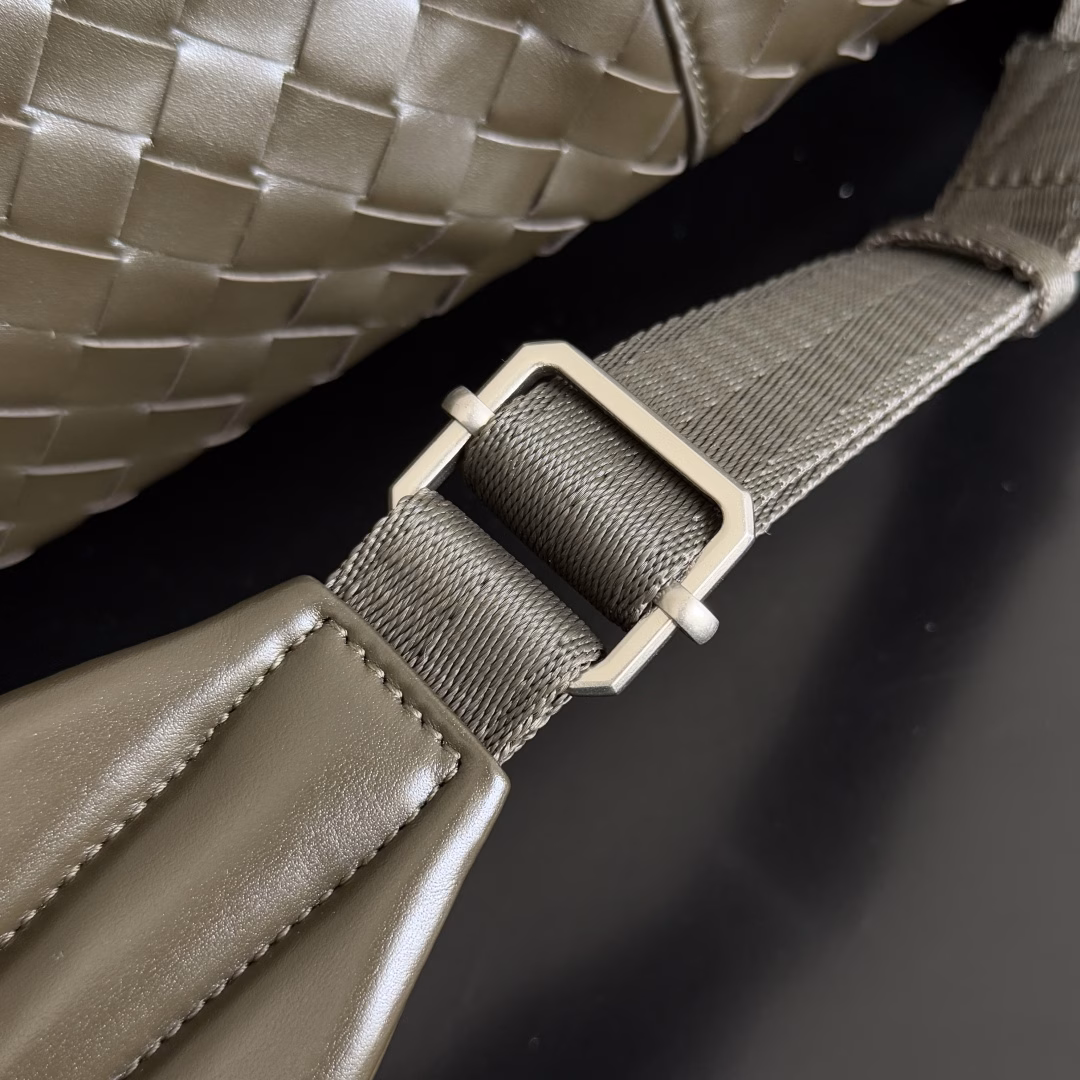 BV's new woven backpack is so good~ I've been looking forward to it for a hundred times. BV finally released a backpack~ Full of detailsLuxury leather + extreme details + invincible capacity, it's really good~Unique weaving technology plus soft and comfortable calfskin imported from Italy. The wide shoulder strap design makes the shoulder stress point more even. There is a laptop compartment inside with double zipper opening and closing. Daily commuting is not a problem at all