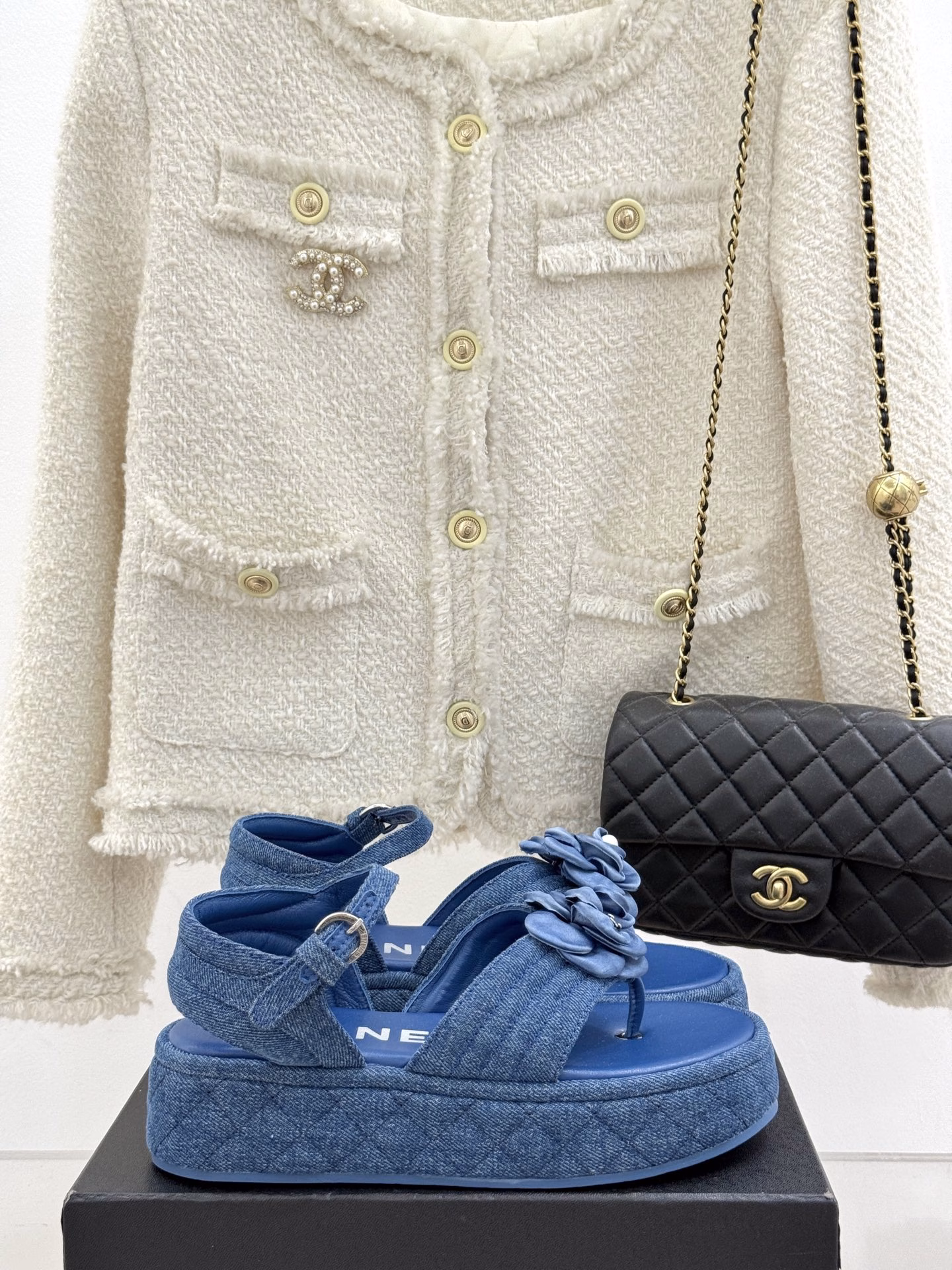 CHANE* | Chanel classic camellia flip flopsVacation-style thick-soled flip-flopsThis season's camellia series is really beautiful😍High-end feeling, popular on InstagramThick-soled shoes give you a sense of long legs👏👏Whether it's daily travel or vacationYou can easily control it, it's really amazing [strong]The fabric is made of customized denim/sheepskinThe inner pads are all sheepskinOriginal molded custom non-slip outsole