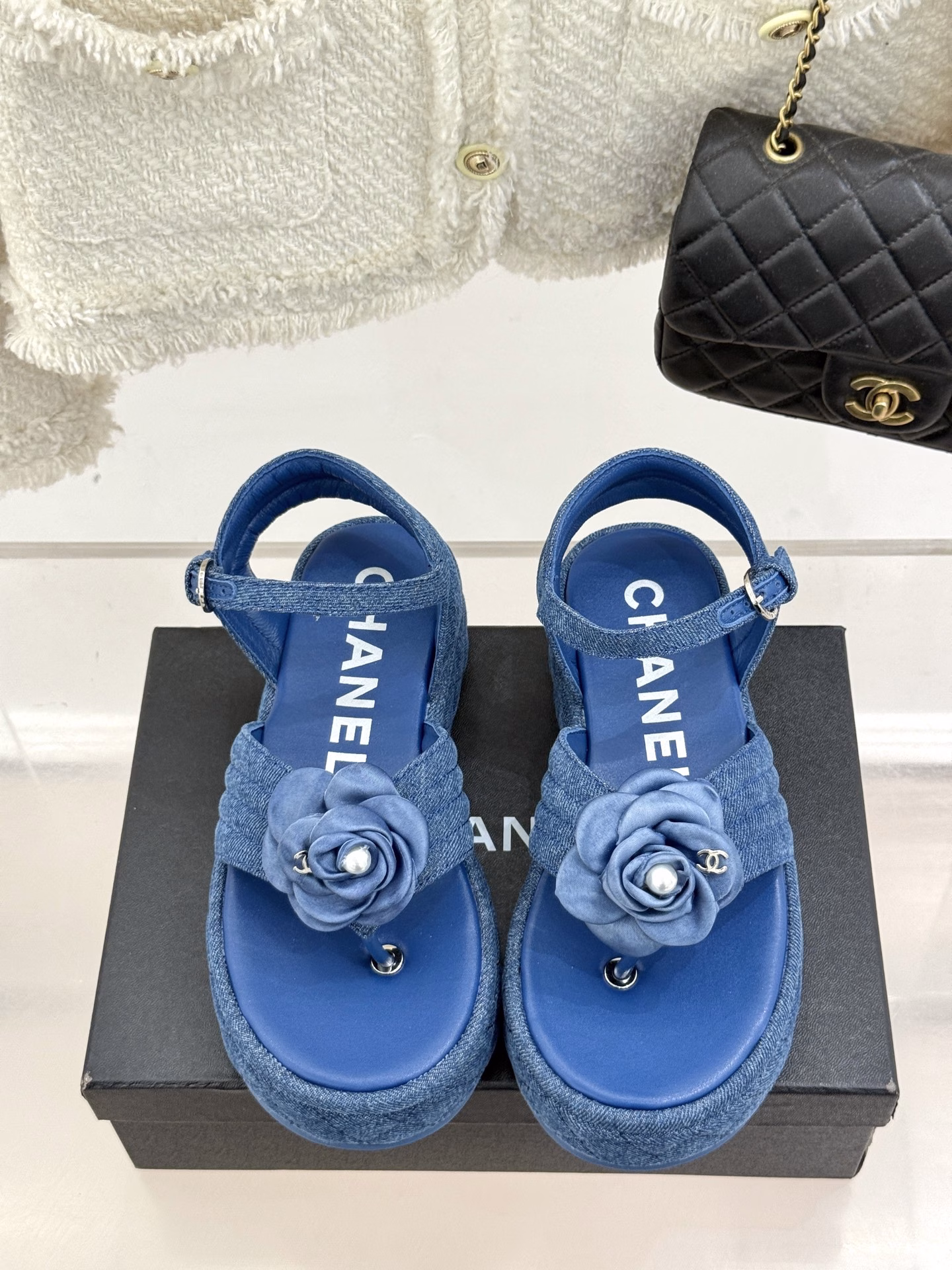 CHANE* | Chanel classic camellia flip flopsVacation-style thick-soled flip-flopsThis season's camellia series is really beautiful😍High-end feeling, popular on InstagramThick-soled shoes give you a sense of long legs👏👏Whether it's daily travel or vacationYou can easily control it, it's really amazing [strong]The fabric is made of customized denim/sheepskinThe inner pads are all sheepskinOriginal molded custom non-slip outsole