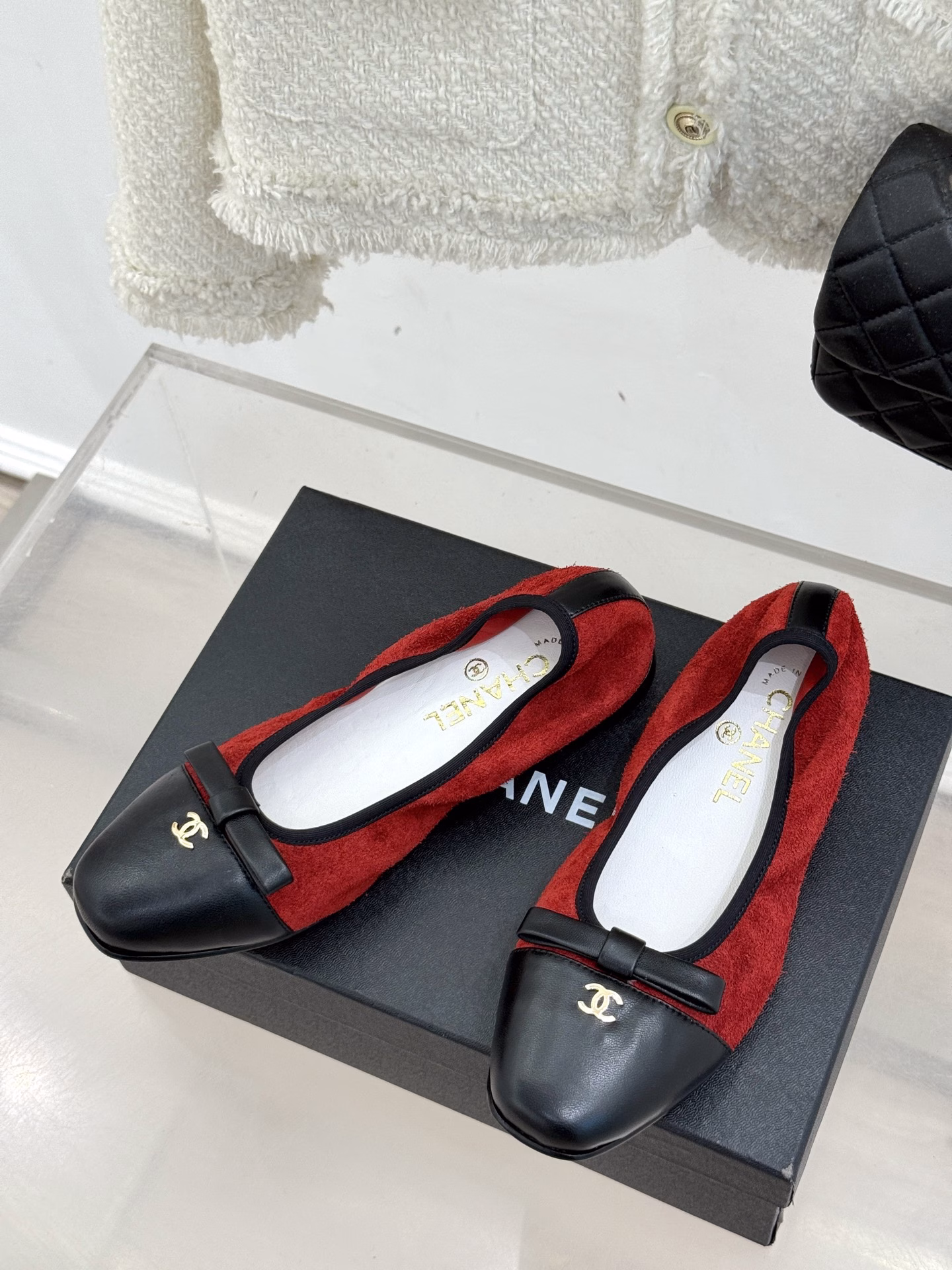 CHANE*｜Chevrolet classic color-blocked bow ballet shoesTimeless classic, full of socialite temperamentChevrolet is the undisputed leader in the fashion industry😍You must be familiar with its appearance✨I have always had a special liking for this shoe style regardless of the season~In my heart, she is the lady herself, gentleness herself,Elegance herself, every color is right for everyone with a closed eye Series 1✨To be a classic, it must have its irresistible charm💕The upper is made of original custom materialThe lining and the foot pad are made of lambImported Italian cowhide outsole