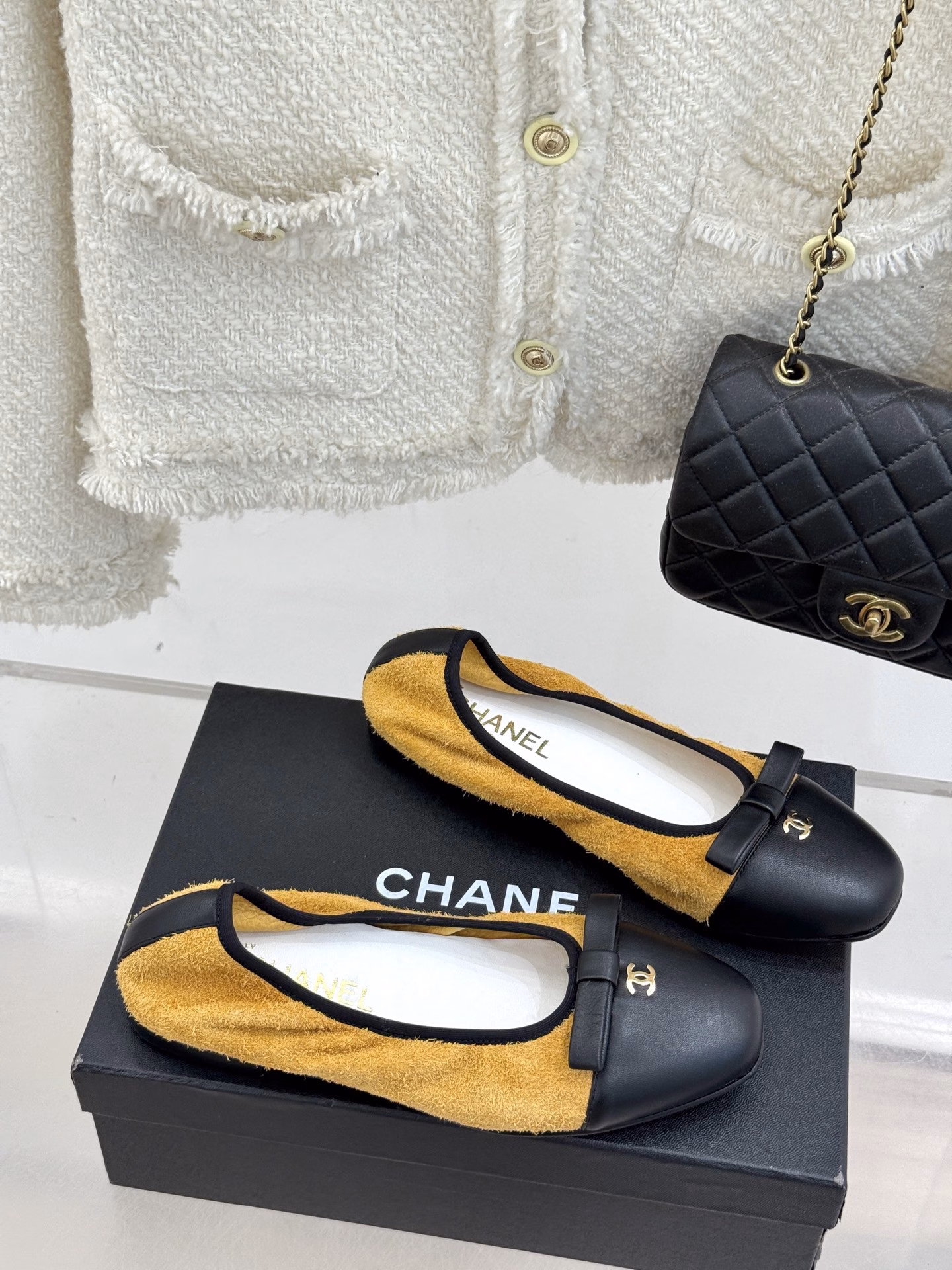CHANE*｜Chevrolet classic color-blocked bow ballet shoesTimeless classic, full of socialite temperamentChevrolet is the undisputed leader in the fashion industry😍You must be familiar with its appearance✨I have always had a special liking for this shoe style regardless of the season~In my heart, she is the lady herself, gentleness herself,Elegance herself, every color is right for everyone with a closed eye Series 1✨To be a classic, it must have its irresistible charm💕The upper is made of original custom materialThe lining and the foot pad are made of lambImported Italian cowhide outsole