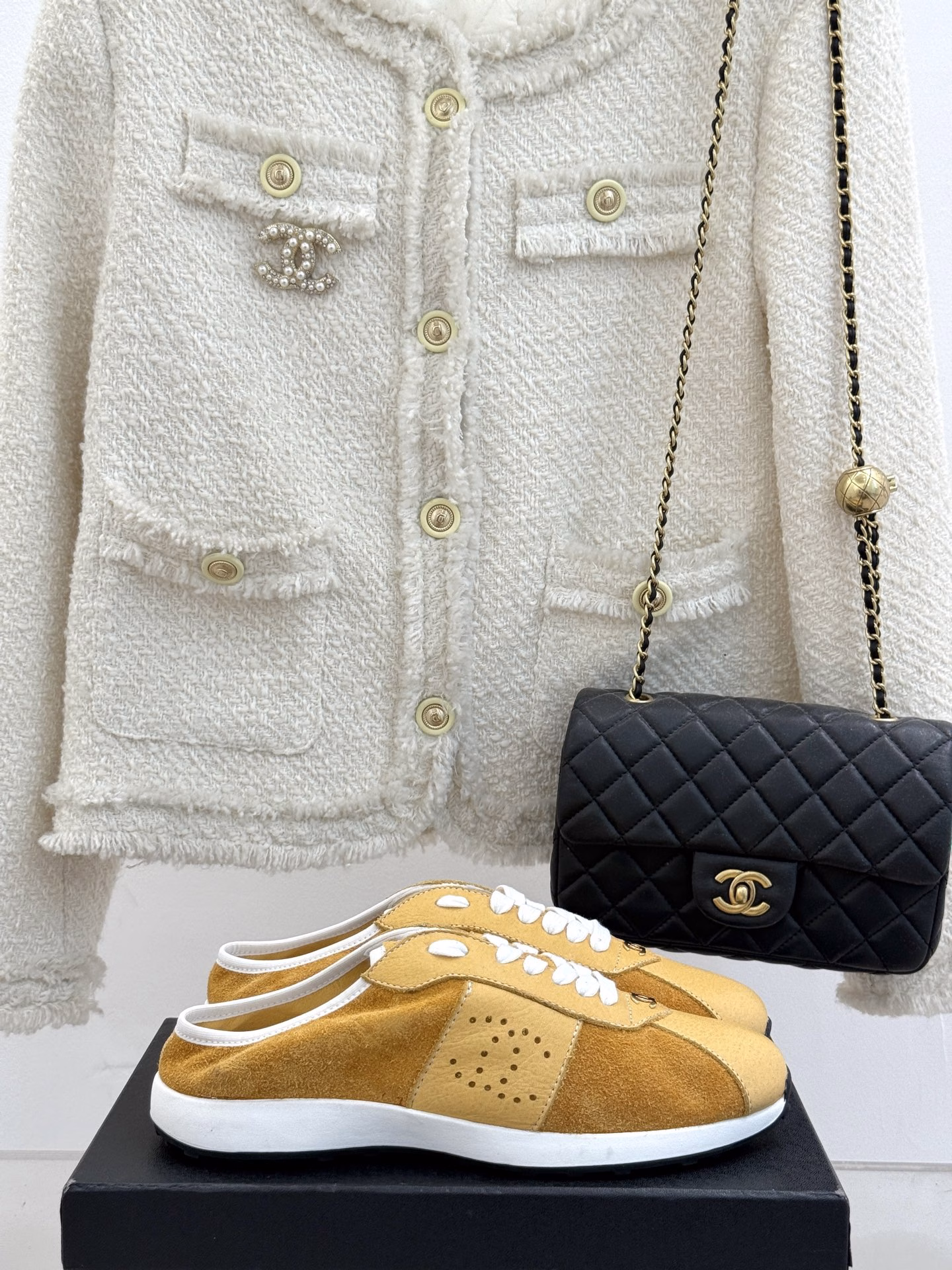CHANE*｜Chanel 25c early spring new productDexter casual sports shoes with a sense of stepping on shitHighly recommend this season's sports shoesReally beautiful. It's really beautiful.Very light and soft. Those who like mountain climbing and outdoor sports can buy it!Upper is made of original customized calfskinInner lining is made of imported mesh materialOriginal mold customized non-slip outsole
