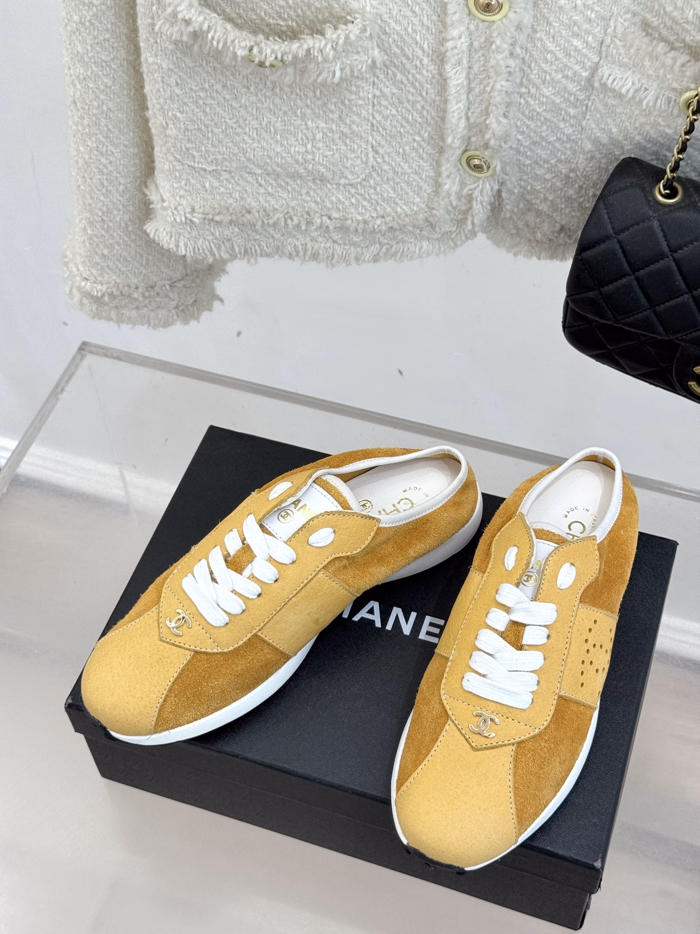CHANE*｜Chanel 25c early spring new productDexter casual sports shoes with a sense of stepping on shitHighly recommend this season's sports shoesReally beautiful. It's really beautiful.Very light and soft. Those who like mountain climbing and outdoor sports can buy it!Upper is made of original customized calfskinInner lining is made of imported mesh materialOriginal mold customized non-slip outsole