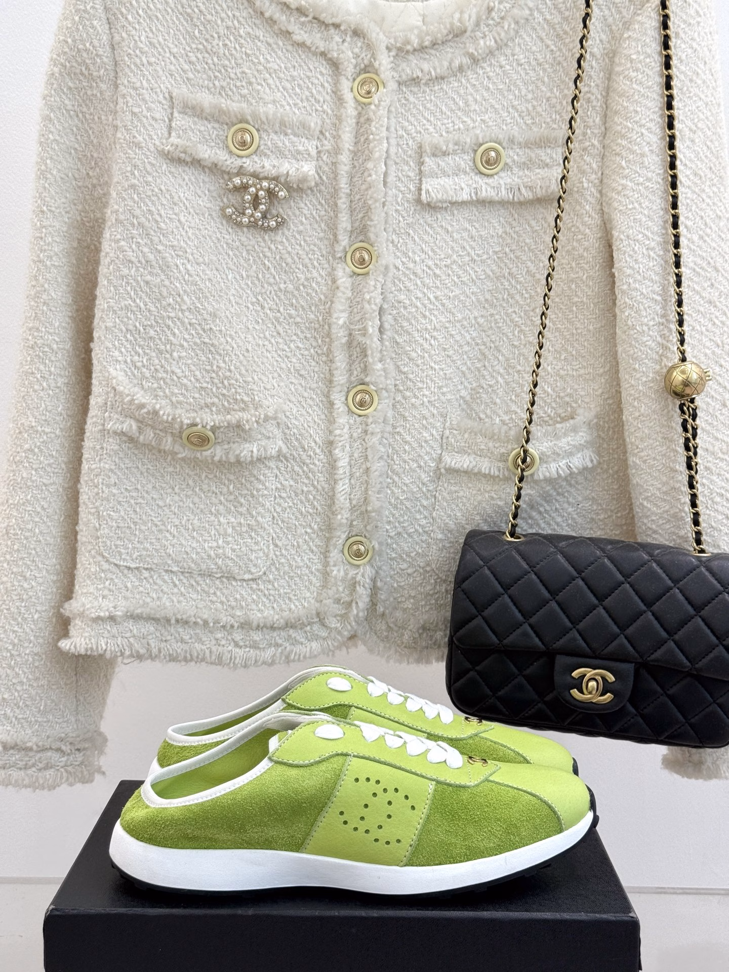 CHANE*｜Chanel 25c early spring new productDexter casual sports shoes with a sense of stepping on shitHighly recommend this season's sports shoesReally beautiful. It's really beautiful.Very light and soft. Those who like mountain climbing and outdoor sports can buy it!Upper is made of original customized calfskinInner lining is made of imported mesh materialOriginal mold customized non-slip outsole