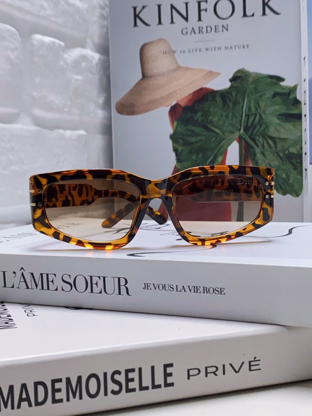 Dior 2025 new sunglasses for men and women, fashionable retro square frame sunglasses, elegant and versatile, low-profile, light and slender frame