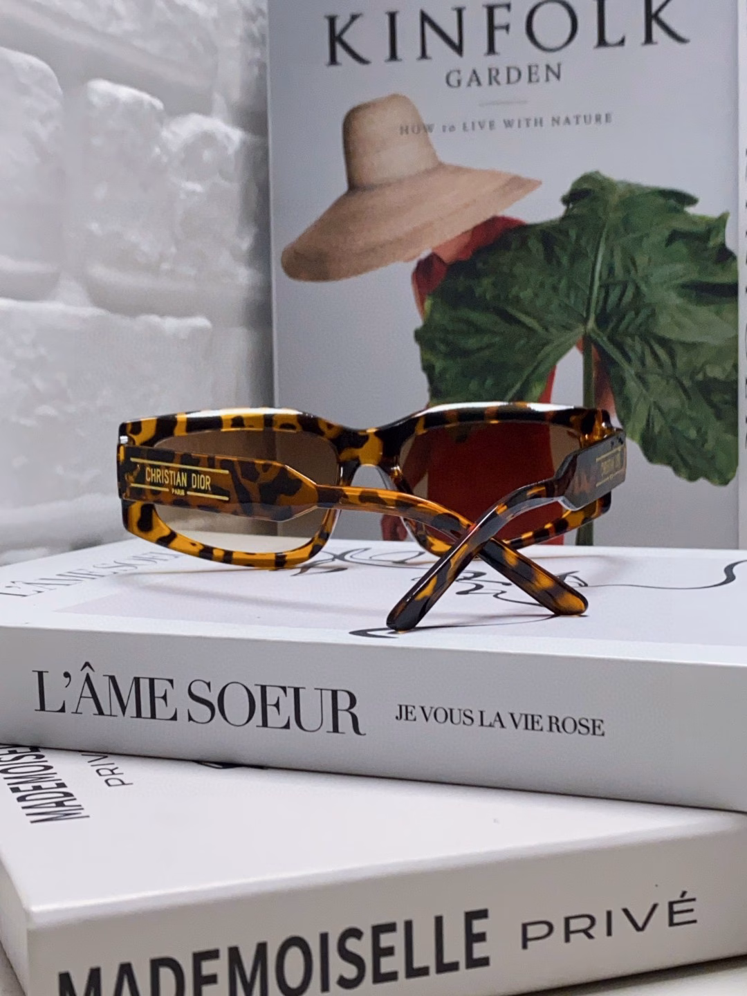 Dior 2025 new sunglasses for men and women, fashionable retro square frame sunglasses, elegant and versatile, low-profile, light and slender frame