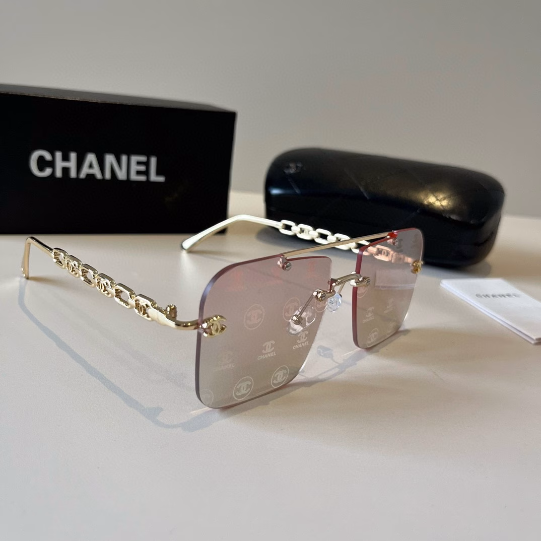Chanel sunglasses🕶️Look here, round-faced people, they can hide chubby faces and make your face look more beautiful. Chanel style 25 new large square frame sunglasses are versatile and slimming, and can make your face look smaller. Big face, round face, chubby face can all be solved with one lens