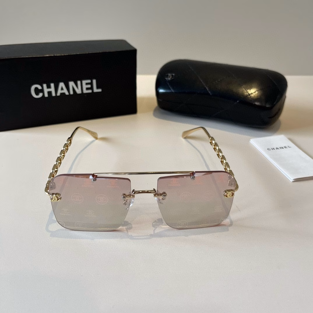 Chanel sunglasses🕶️Look here, round-faced people, they can hide chubby faces and make your face look more beautiful. Chanel style 25 new large square frame sunglasses are versatile and slimming, and can make your face look smaller. Big face, round face, chubby face can all be solved with one lens