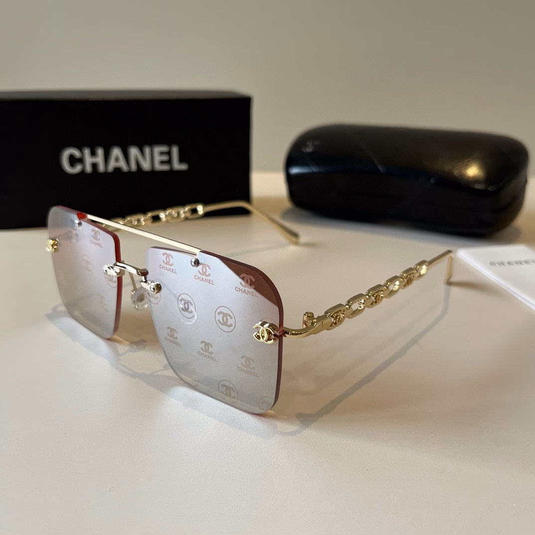 Chanel sunglasses🕶️Look here, round-faced people, they can hide chubby faces and make your face look more beautiful. Chanel style 25 new large square frame sunglasses are versatile and slimming, and can make your face look smaller. Big face, round face, chubby face can all be solved with one lens