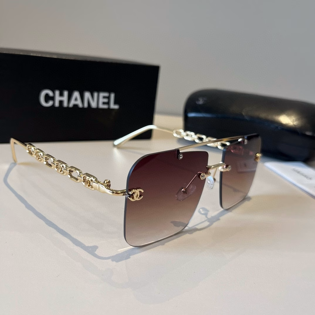 Chanel sunglasses🕶️Look here, round-faced people, they can hide chubby faces and make your face look more beautiful. Chanel style 25 new large square frame sunglasses are versatile and slimming, and can make your face look smaller. Big face, round face, chubby face can all be solved with one lens