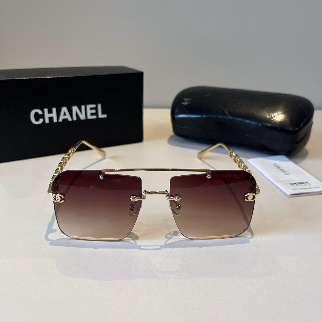 Chanel sunglasses🕶️Look here, round-faced people, they can hide chubby faces and make your face look more beautiful. Chanel style 25 new large square frame sunglasses are versatile and slimming, and can make your face look smaller. Big face, round face, chubby face can all be solved with one lens