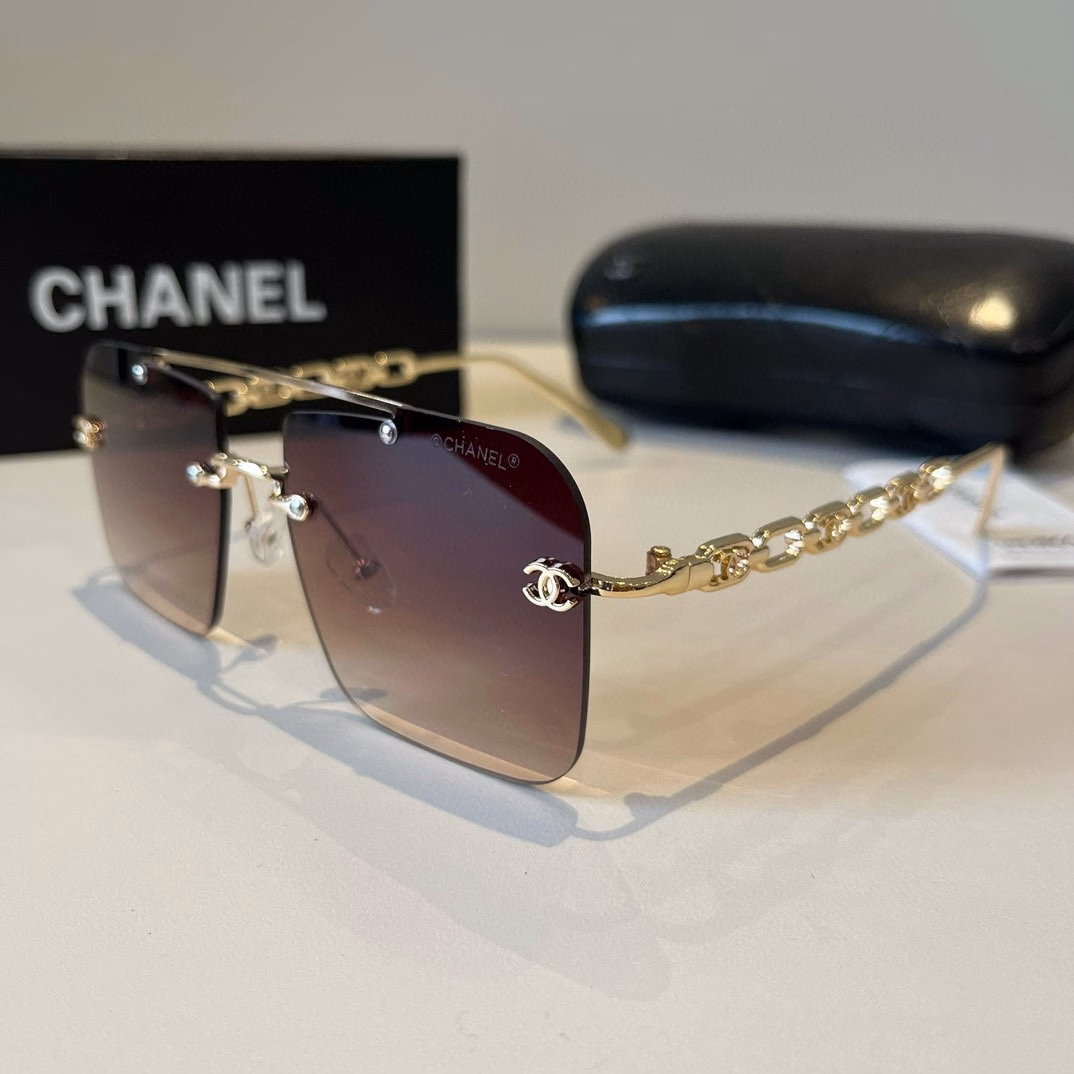 Chanel sunglasses🕶️Look here, round-faced people, they can hide chubby faces and make your face look more beautiful. Chanel style 25 new large square frame sunglasses are versatile and slimming, and can make your face look smaller. Big face, round face, chubby face can all be solved with one lens