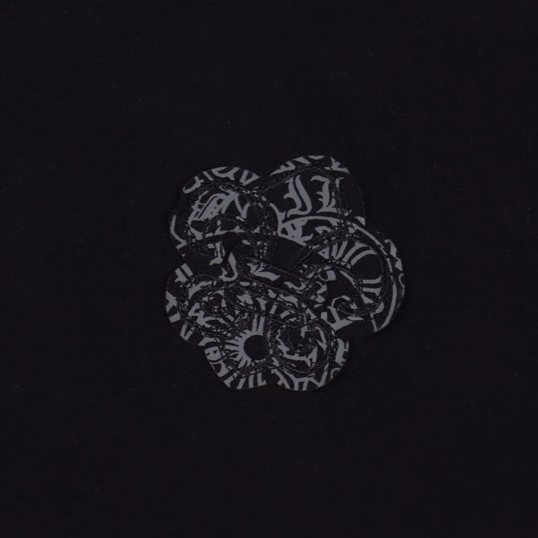 Chrome Hearts Scout Flower Short Sleeve T-shirtPrinted by imported direct-injection machine. Hardware and accessories are all ground and customizedCorrect configuration Black 2025 Chrome Hearts genuine packaging 280g custom-dyed double yarn cotton Large version Loose and stylish Different from the low version of the slim version with a hip-slimming upper body Correct high-density main label Washable hangtag Hand-sewn