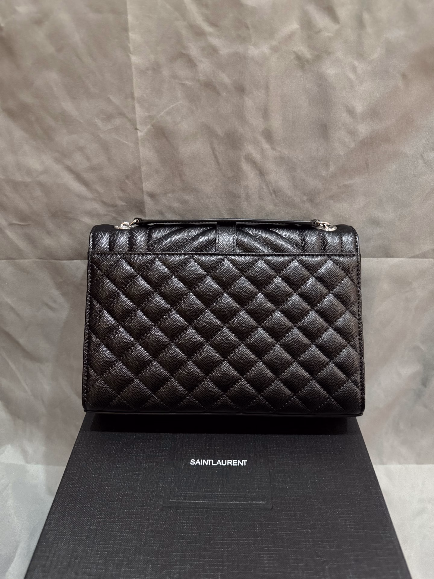 ENVELOPE# Medium Grain Embossed Quilted Leather Envelope Bag is classic and timeless, with beautiful V-shaped patterns and diamond-shaped caviar patterns, original Italian cowhide with eye-catching Y logo, stylish and stylish! One chain, three backs, single chain crossbody, double chain single back, single chain single back are all perfect, for fairies of different heights, there is always a way to carry it that suits you, oh no, it's a heart-thumping feeling!