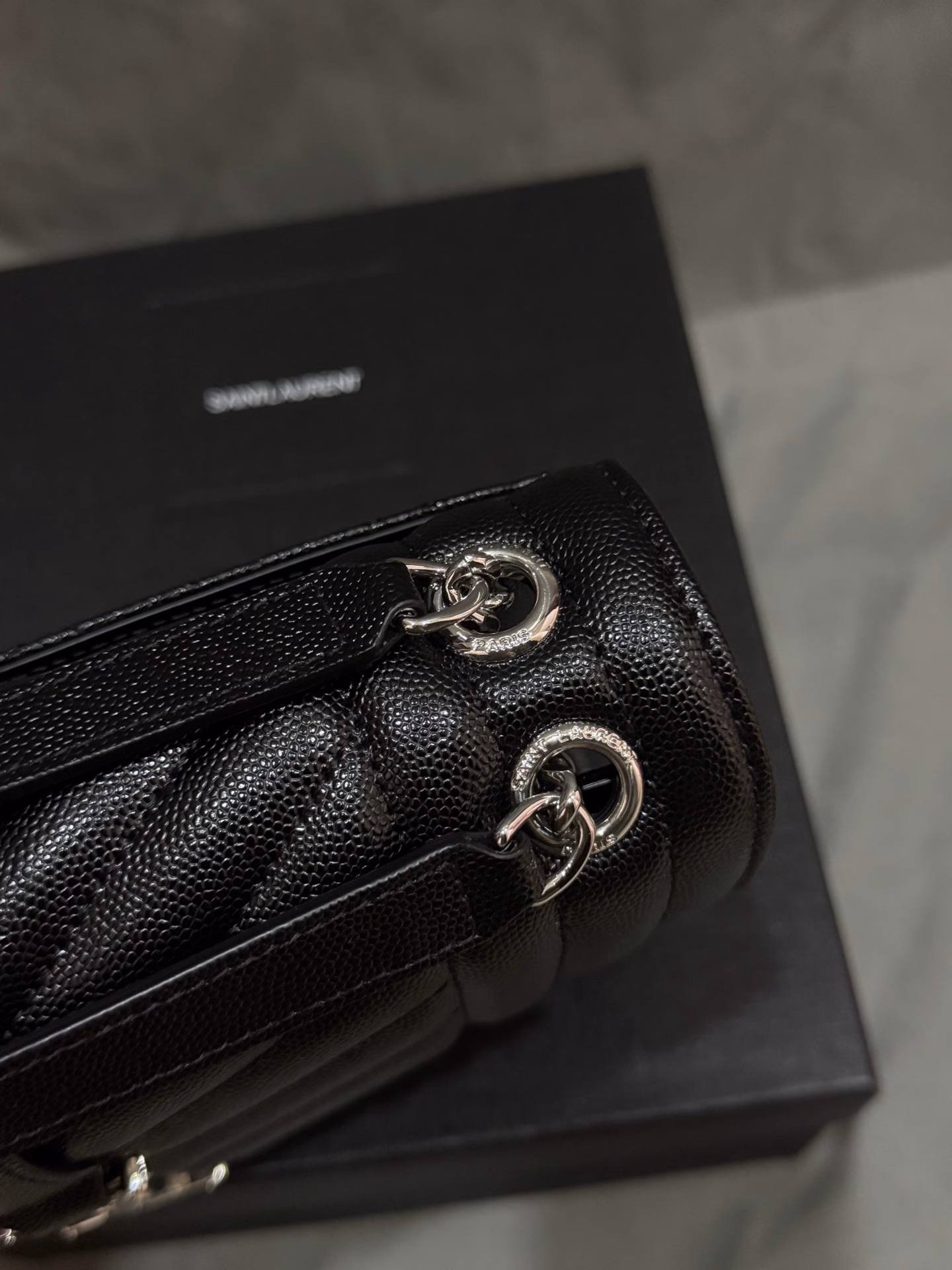 ENVELOPE# Medium Grain Embossed Quilted Leather Envelope Bag is classic and timeless, with beautiful V-shaped patterns and diamond-shaped caviar patterns, original Italian cowhide with eye-catching Y logo, stylish and stylish! One chain, three backs, single chain crossbody, double chain single back, single chain single back are all perfect, for fairies of different heights, there is always a way to carry it that suits you, oh no, it's a heart-thumping feeling!