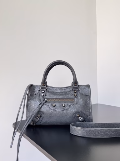 𝗕𝗔𝗟𝗘𝗡𝗖𝗜𝗔𝗚𝗔*𝗟𝗘 𝗖𝗜𝗧𝗬The most iconic handbag Le City series✴️2024 The series is back with a bang Reinterpreting the classics👜 Slightly different from the classic series is the removal of the mirror and card holder, and the shoulder strap design is more suitable for crossbody~ Small details make the overall look lighter🌬️ The newly added macaron color is particularly suitable for spring and summer🌱 The unruly and handsome shape collides with the sweet color system, and the fashion sense is at your fingertips