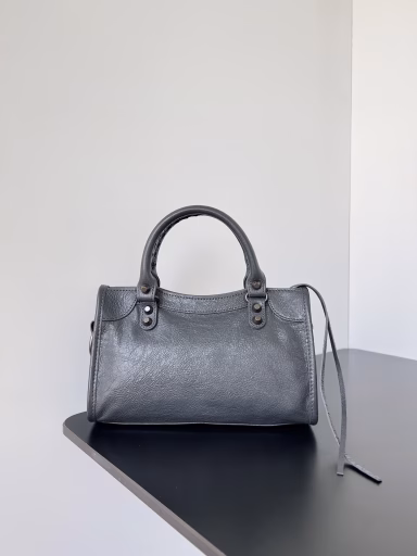 𝗕𝗔𝗟𝗘𝗡𝗖𝗜𝗔𝗚𝗔*𝗟𝗘 𝗖𝗜𝗧𝗬The most iconic handbag Le City series✴️2024 The series is back with a bang Reinterpreting the classics👜 Slightly different from the classic series is the removal of the mirror and card holder, and the shoulder strap design is more suitable for crossbody~ Small details make the overall look lighter🌬️ The newly added macaron color is particularly suitable for spring and summer🌱 The unruly and handsome shape collides with the sweet color system, and the fashion sense is at your fingertips