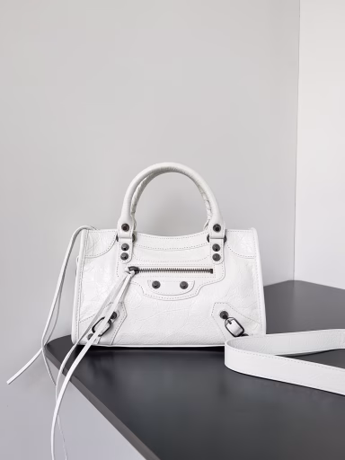 𝗕𝗔𝗟𝗘𝗡𝗖𝗜𝗔𝗚𝗔*𝗟𝗘 𝗖𝗜𝗧𝗬The most iconic handbag Le City series✴️2024 The series is back with a bang Reinterpreting the classics👜 Slightly different from the classic series is the removal of the mirror and card holder, and the shoulder strap design is more suitable for crossbody~ Small details make the overall look lighter🌬️ The newly added macaron color is particularly suitable for spring and summer🌱 The unruly and handsome shape collides with the sweet color system, and the fashion sense is at your fingertips