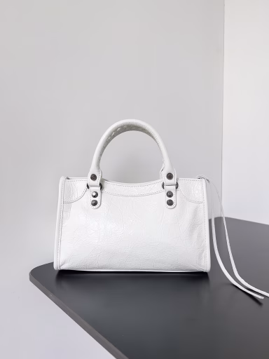 𝗕𝗔𝗟𝗘𝗡𝗖𝗜𝗔𝗚𝗔*𝗟𝗘 𝗖𝗜𝗧𝗬The most iconic handbag Le City series✴️2024 The series is back with a bang Reinterpreting the classics👜 Slightly different from the classic series is the removal of the mirror and card holder, and the shoulder strap design is more suitable for crossbody~ Small details make the overall look lighter🌬️ The newly added macaron color is particularly suitable for spring and summer🌱 The unruly and handsome shape collides with the sweet color system, and the fashion sense is at your fingertips