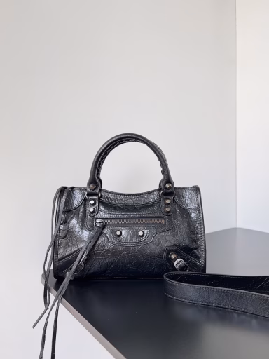 𝗕𝗔𝗟𝗘𝗡𝗖𝗜𝗔𝗚𝗔*𝗟𝗘 𝗖𝗜𝗧𝗬The most iconic handbag Le City series✴️2024 The series is back with a bang Reinterpreting the classics👜 Slightly different from the classic series is the removal of the mirror and card holder, and the shoulder strap design is more suitable for crossbody~ Small details make the overall look lighter🌬️ The newly added macaron color is particularly suitable for spring and summer🌱 The unruly and handsome shape collides with the sweet color system, and the fashion sense is at your fingertips