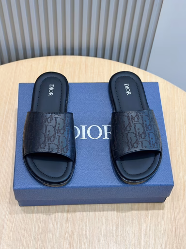 Dior Alias ​​Men's Leather SlideA new summer addition, this Alias ​​sandal exudes casual elegance. Crafted from grained cowhide leather, Oblique print fabric, and cowhide lining! Cross strap design.Imported cowhide and rubber sole for a refined and comfortable look, with Oblique print effect non-slip panels for added style