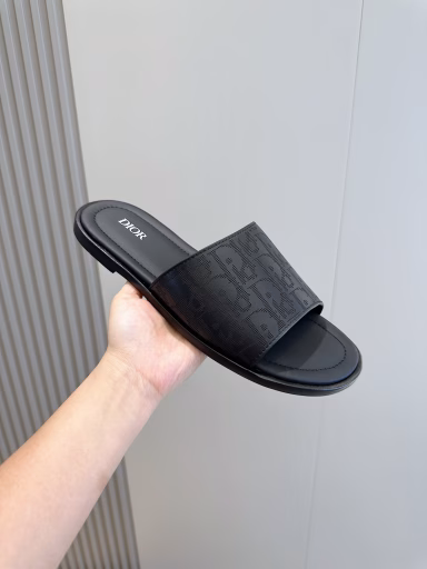 Dior Alias ​​Men's Leather SlideA new summer addition, this Alias ​​sandal exudes casual elegance. Crafted from grained cowhide leather, Oblique print fabric, and cowhide lining! Cross strap design.Imported cowhide and rubber sole for a refined and comfortable look, with Oblique print effect non-slip panels for added style