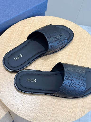 Dior Alias ​​Men's Leather SlideA new summer addition, this Alias ​​sandal exudes casual elegance. Crafted from grained cowhide leather, Oblique print fabric, and cowhide lining! Cross strap design.Imported cowhide and rubber sole for a refined and comfortable look, with Oblique print effect non-slip panels for added style
