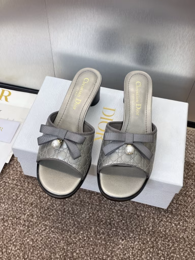 Dior 2025 Spring/Summer new Ballet series cylindrical heel embroidered rattan pattern bow pearl women's shoes CD celebrity style fish mouth open toe high heel round head flip flops sandalsMaterial: imported full-grain calfskin upper + water-dyed sheepskin lining foot pad + Italian leather outsole