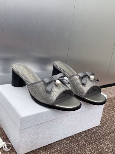 Dior 2025 Spring/Summer new Ballet series cylindrical heel embroidered rattan pattern bow pearl women's shoes CD celebrity style fish mouth open toe high heel round head flip flops sandalsMaterial: imported full-grain calfskin upper + water-dyed sheepskin lining foot pad + Italian leather outsole