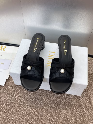 Dior 2025 Spring/Summer new Ballet series cylindrical heel embroidered rattan pattern bow pearl women's shoes CD celebrity style fish mouth open toe high heel round head flip flops sandalsMaterial: imported full-grain calfskin upper + water-dyed sheepskin lining foot pad + Italian leather outsole