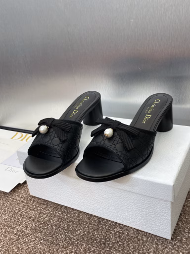 Dior 2025 Spring/Summer new Ballet series cylindrical heel embroidered rattan pattern bow pearl women's shoes CD celebrity style fish mouth open toe high heel round head flip flops sandalsMaterial: imported full-grain calfskin upper + water-dyed sheepskin lining foot pad + Italian leather outsole