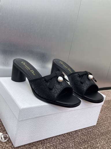 Dior 2025 Spring/Summer new Ballet series cylindrical heel embroidered rattan pattern bow pearl women's shoes CD celebrity style fish mouth open toe high heel round head flip flops sandalsMaterial: imported full-grain calfskin upper + water-dyed sheepskin lining foot pad + Italian leather outsole