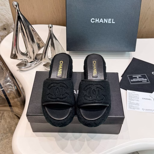Chanel 25C Early Spring Knitted Double CRetro Thick-soled SlippersComfortable and popular holiday-style sandals🏖️The classic woven double C design is really exquisiteSuper comfortable, light on the feet, no tiring feet🦶A must-have for those who are short and can easily lengthen their legs!The fabric is made of pure hand-woven + knittedThe inner padding is all sheepskinOriginal molded custom rubber outsole