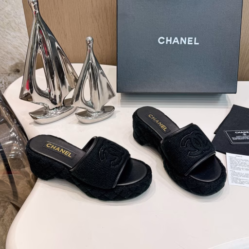 Chanel 25C Early Spring Knitted Double CRetro Thick-soled SlippersComfortable and popular holiday-style sandals🏖️The classic woven double C design is really exquisiteSuper comfortable, light on the feet, no tiring feet🦶A must-have for those who are short and can easily lengthen their legs!The fabric is made of pure hand-woven + knittedThe inner padding is all sheepskinOriginal molded custom rubber outsole