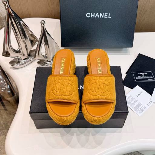 Chanel 25C Early Spring Knitted Double CRetro Thick-soled SlippersComfortable and popular holiday-style sandals🏖️The classic woven double C design is really exquisiteSuper comfortable, light on the feet, no tiring feet🦶A must-have for those who are short and can easily lengthen their legs!The fabric is made of pure hand-woven + knittedThe inner padding is all sheepskinOriginal molded custom rubber outsole