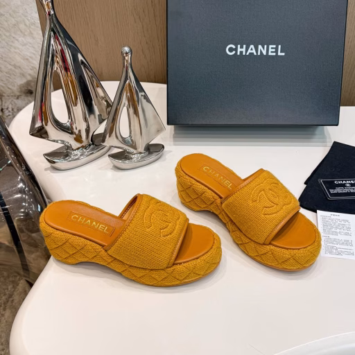 Chanel 25C Early Spring Knitted Double CRetro Thick-soled SlippersComfortable and popular holiday-style sandals🏖️The classic woven double C design is really exquisiteSuper comfortable, light on the feet, no tiring feet🦶A must-have for those who are short and can easily lengthen their legs!The fabric is made of pure hand-woven + knittedThe inner padding is all sheepskinOriginal molded custom rubber outsole