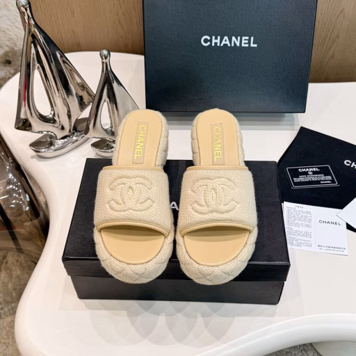 Chanel 25C Early Spring Knitted Double CRetro Thick-soled SlippersComfortable and popular holiday-style sandals🏖️The classic woven double C design is really exquisiteSuper comfortable, light on the feet, no tiring feet🦶A must-have for those who are short and can easily lengthen their legs!The fabric is made of pure hand-woven + knittedThe inner padding is all sheepskinOriginal molded custom rubber outsole