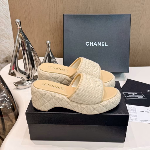 Chanel 25C Early Spring Knitted Double CRetro Thick-soled SlippersComfortable and popular holiday-style sandals🏖️The classic woven double C design is really exquisiteSuper comfortable, light on the feet, no tiring feet🦶A must-have for those who are short and can easily lengthen their legs!The fabric is made of pure hand-woven + knittedThe inner padding is all sheepskinOriginal molded custom rubber outsole