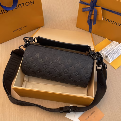 The Soft Polochon handbag is made of Monogram Eclipse coated canvas to create a close-fitting structure, with a striking brand logo to highlight the brand identity. The detachable handle is convenient for hand carrying, and the detachable and adjustable jacquard shoulder strap is woven with the brand logo, providing shoulder and crossbody options.
