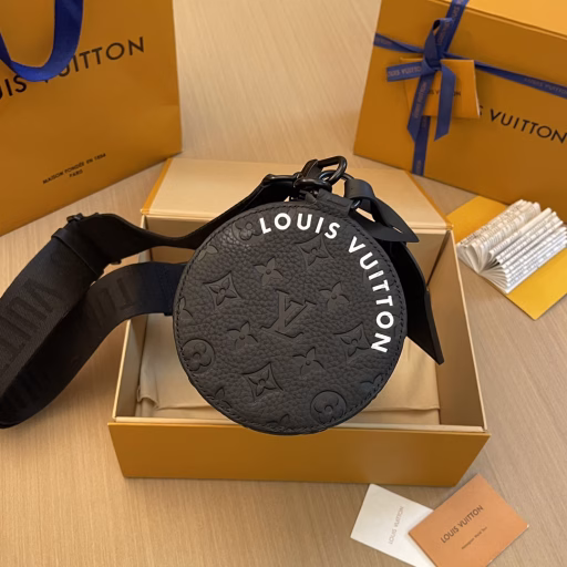 The Soft Polochon handbag is made of Monogram Eclipse coated canvas to create a close-fitting structure, with a striking brand logo to highlight the brand identity. The detachable handle is convenient for hand carrying, and the detachable and adjustable jacquard shoulder strap is woven with the brand logo, providing shoulder and crossbody options.