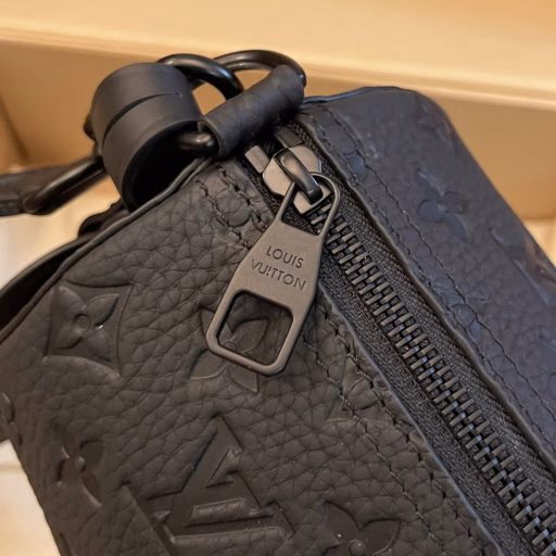 The Soft Polochon handbag is made of Monogram Eclipse coated canvas to create a close-fitting structure, with a striking brand logo to highlight the brand identity. The detachable handle is convenient for hand carrying, and the detachable and adjustable jacquard shoulder strap is woven with the brand logo, providing shoulder and crossbody options.