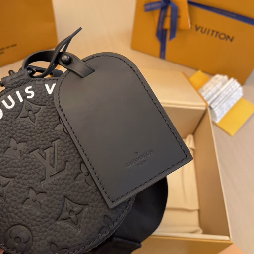 The Soft Polochon handbag is made of Monogram Eclipse coated canvas to create a close-fitting structure, with a striking brand logo to highlight the brand identity. The detachable handle is convenient for hand carrying, and the detachable and adjustable jacquard shoulder strap is woven with the brand logo, providing shoulder and crossbody options.