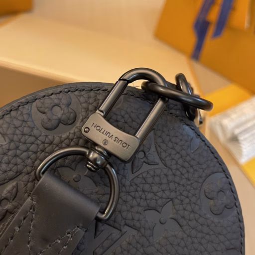 The Soft Polochon handbag is made of Monogram Eclipse coated canvas to create a close-fitting structure, with a striking brand logo to highlight the brand identity. The detachable handle is convenient for hand carrying, and the detachable and adjustable jacquard shoulder strap is woven with the brand logo, providing shoulder and crossbody options.