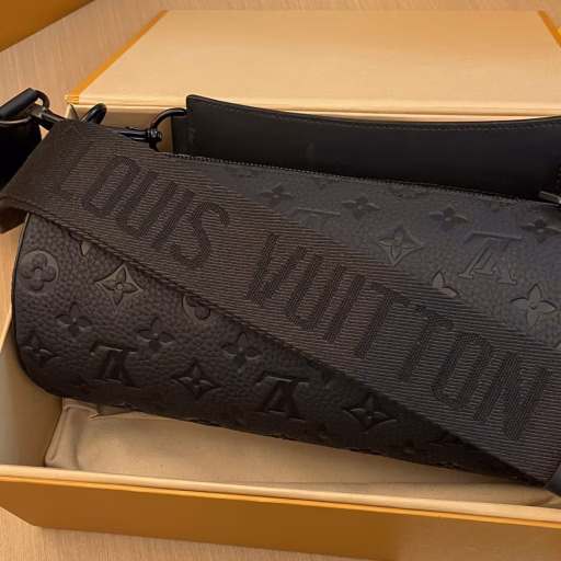 The Soft Polochon handbag is made of Monogram Eclipse coated canvas to create a close-fitting structure, with a striking brand logo to highlight the brand identity. The detachable handle is convenient for hand carrying, and the detachable and adjustable jacquard shoulder strap is woven with the brand logo, providing shoulder and crossbody options.