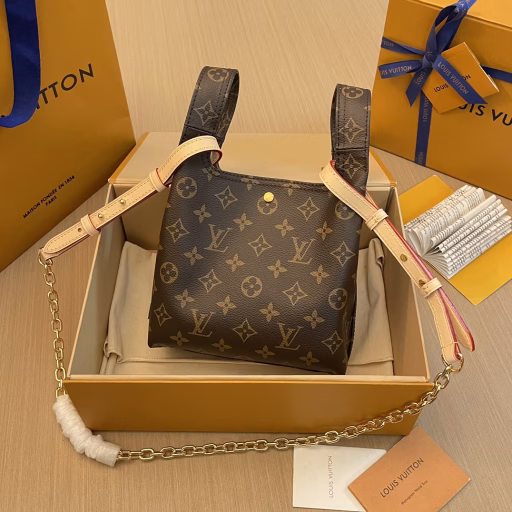 2023 catwalk version of the new vegetable basket ✨ATLANTIS has a soft shape with a strong sense of the image of a vegetable basket, and the strong sense of sharp edges and corners is combined with the shape of the vegetable basket. The classic monogram flower interpretation is particularly unique in the complex bag world. The concave shape is beautiful.