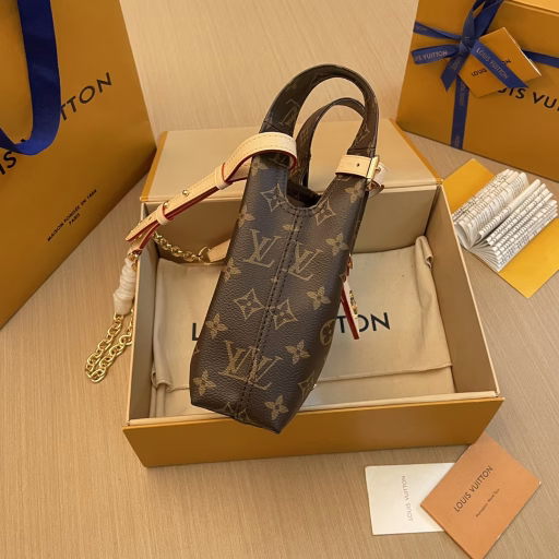 2023 catwalk version of the new vegetable basket ✨ATLANTIS has a soft shape with a strong sense of the image of a vegetable basket, and the strong sense of sharp edges and corners is combined with the shape of the vegetable basket. The classic monogram flower interpretation is particularly unique in the complex bag world. The concave shape is beautiful.
